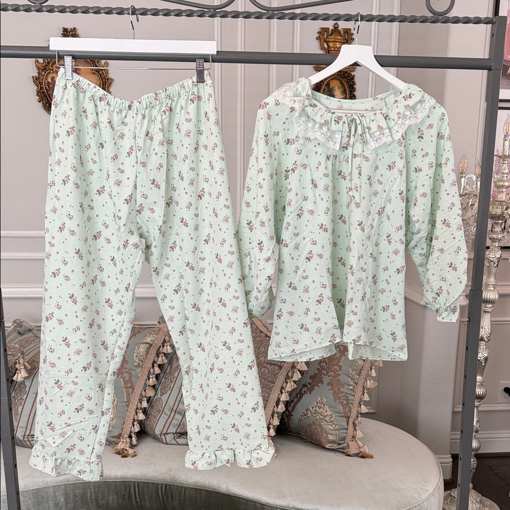 Floral Lace Trim Pajama set floral French floral design size Large